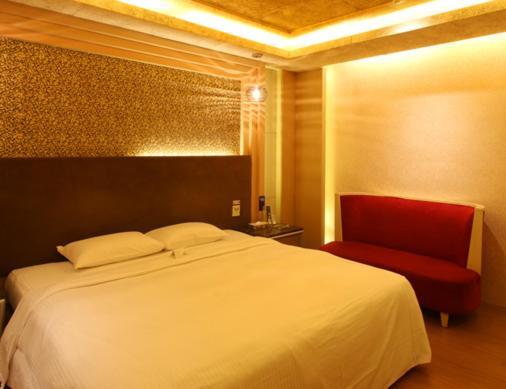 R7 Hotel Каосюн Екстериор снимка