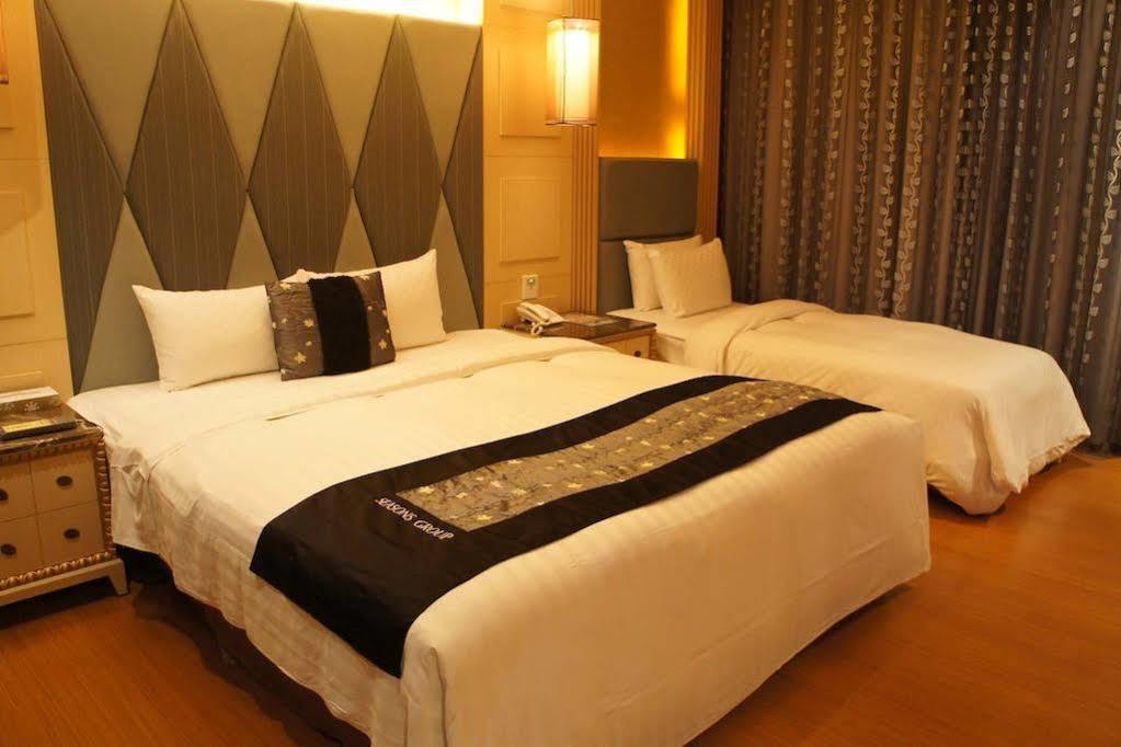 R7 Hotel Каосюн Екстериор снимка